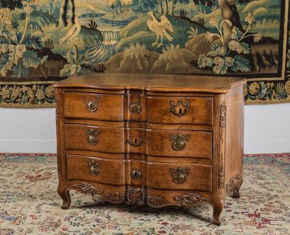 Commode en cèdre à façade en arbalète et...