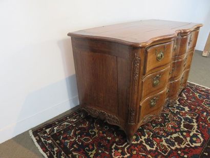 Commode en cèdre à façade en arbalète et...