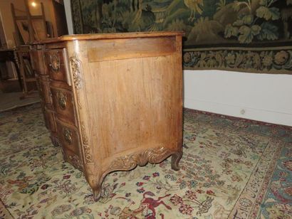 Commode en cèdre à façade en arbalète et...
