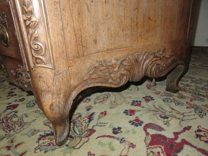 Commode en cèdre à façade en arbalète et...