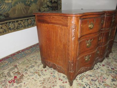 Commode en cèdre à façade en arbalète et...