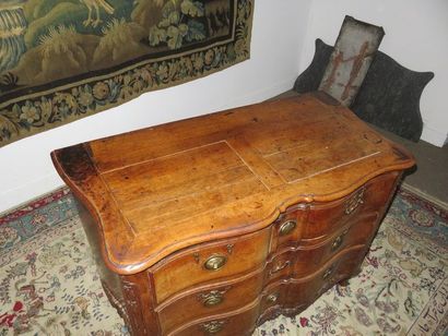 Commode en cèdre à façade en arbalète et...