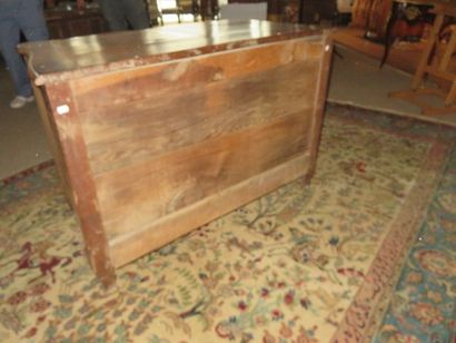 Commode en cèdre à façade en arbalète et...