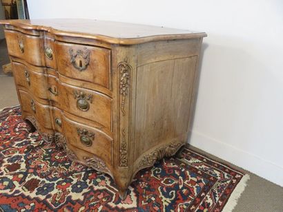 Commode en cèdre à façade en arbalète et...