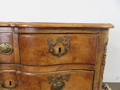 Commode en cèdre à façade en arbalète et...