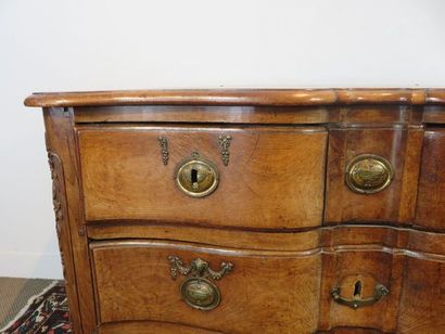 Commode en cèdre à façade en arbalète et...