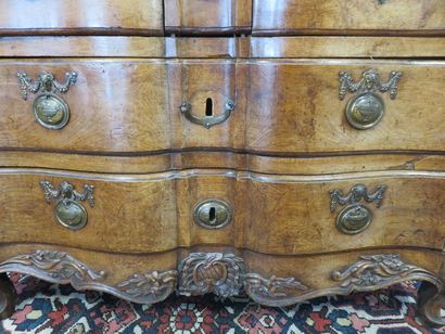 Commode en cèdre à façade en arbalète et...