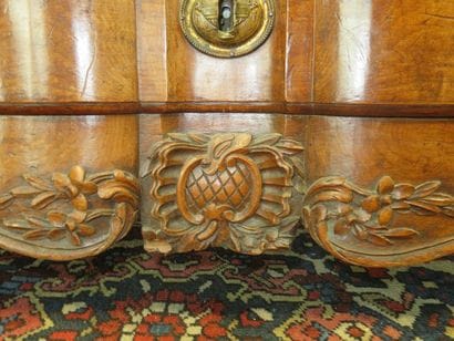 Commode en cèdre à façade en arbalète et...