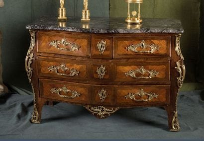 Commode en placage de bois de rose en frisage,...