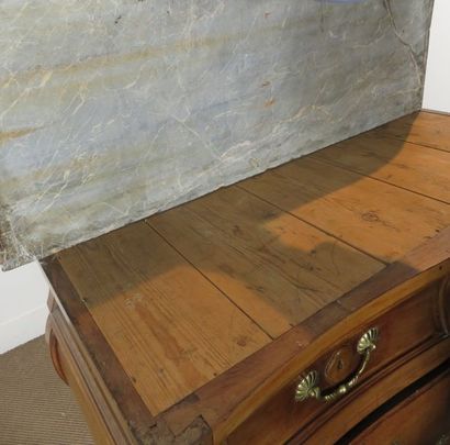 Commode galbée et bombée en acajou massif....