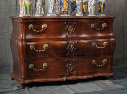 Commode en acajou massif galbée et bombée...