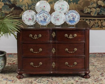 Commode en satiné massif à façade en arbalète....