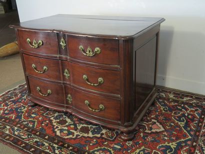 Commode en satiné massif à façade en arbalète....