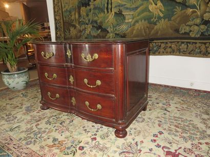 Commode en satiné massif à façade en arbalète....