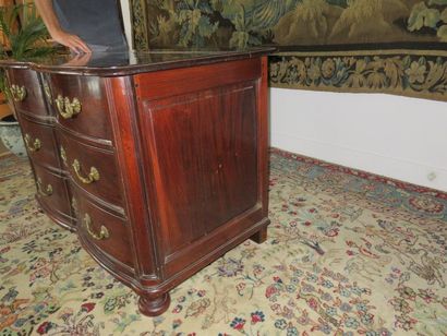 Commode en satiné massif à façade en arbalète....
