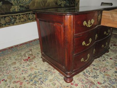 Commode en satiné massif à façade en arbalète....