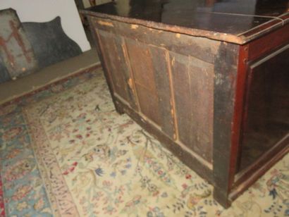 Commode en satiné massif à façade en arbalète....