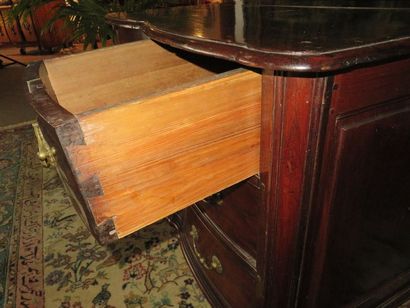 Commode en satiné massif à façade en arbalète....