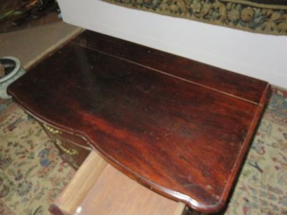 Commode en satiné massif à façade en arbalète....