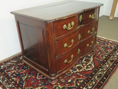 Commode en satiné massif à façade en arbalète....