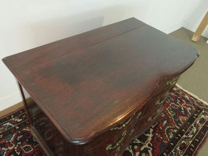 Commode en satiné massif à façade en arbalète....