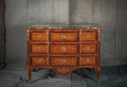 Commode en placage de bois de rose en frisage...