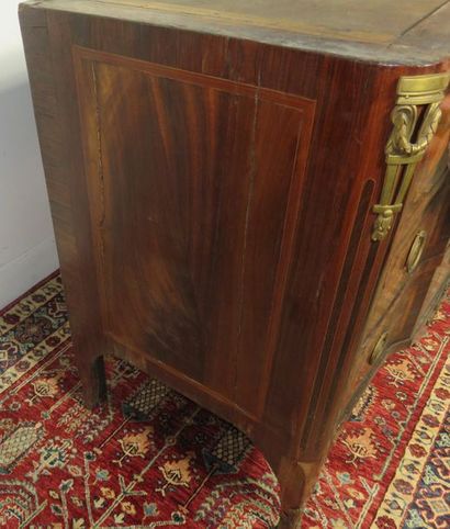 Commode en placage de bois de rose en frisage...