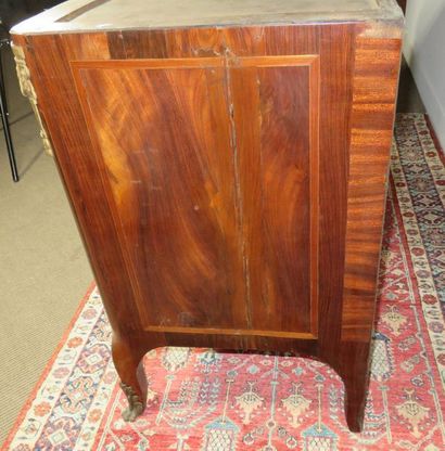 Commode en placage de bois de rose en frisage...