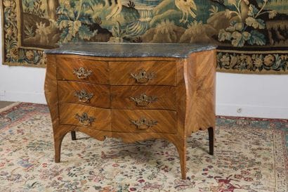 Commode galbée en façade et sur les côtés,...
