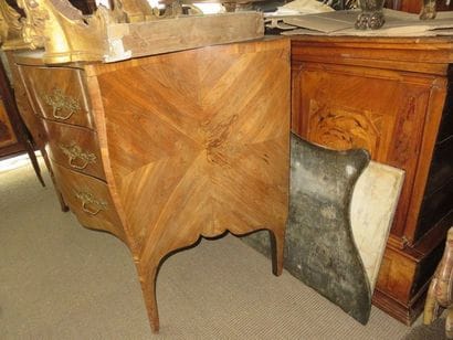 Commode galbée en façade et sur les côtés,...