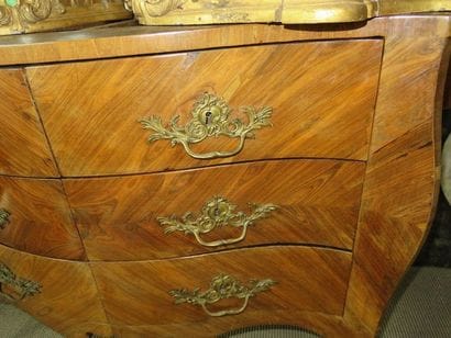 Commode galbée en façade et sur les côtés,...