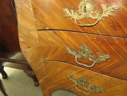 Commode galbée en façade et sur les côtés,...
