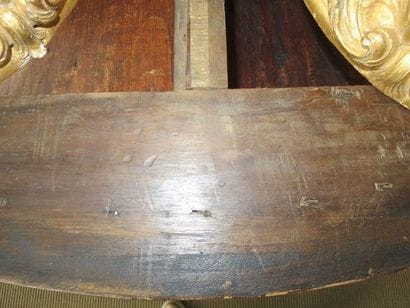 Commode galbée en façade et sur les côtés,...