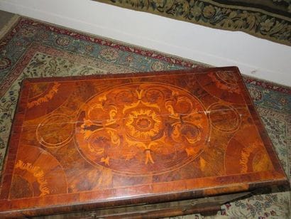 Commode en marqueterie dans des réserves...