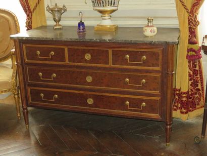Commode en acajou, placage d’acajou et moulures...