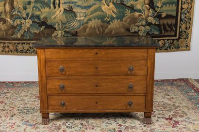 Commode en acajou et placage d’acajou. Elle...