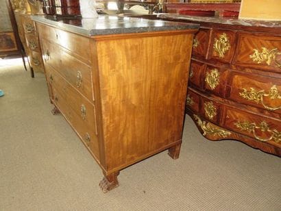 Commode en acajou et placage d’acajou. Elle...