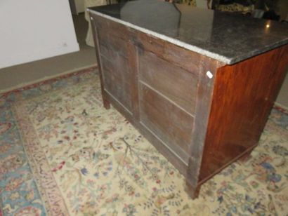 Commode en acajou et placage d’acajou. Elle...
