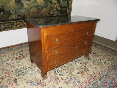 Commode en acajou et placage d’acajou. Elle...