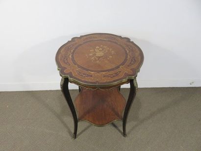 Table guéridon en marqueterie de fleurs et...