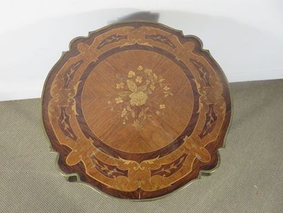 Table guéridon en marqueterie de fleurs et...