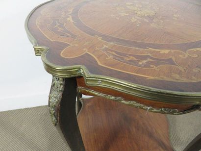 Table guéridon en marqueterie de fleurs et...