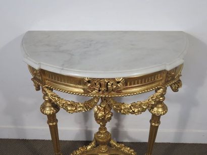 Console demi-lune en bois redoré. La ceinture...