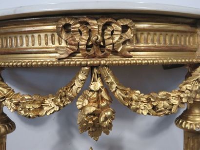 Console demi-lune en bois redoré. La ceinture...