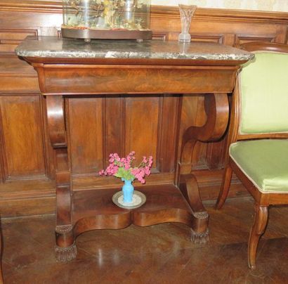 Console en acajou et placage d’acajou, montants...