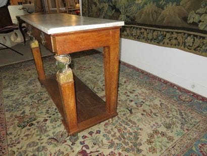 Console en acajou et placage d’acajou. Elle...
