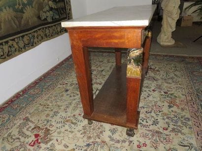 Console en acajou et placage d’acajou. Elle...