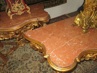 Paire de consoles en bois redoré. La ceinture...