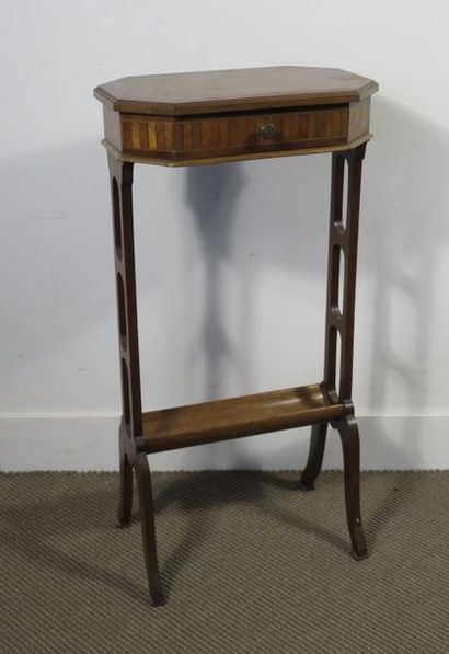 Petite table travailleuse marquetée sur le...