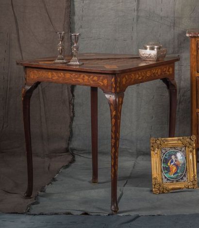 Table d’angle en acajou, placage de saint...